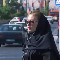 אישה לובשת עבאיה וחיג'אב. | מסך מיוטיוב