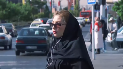 אישה לובשת עבאיה וחיג'אב. | מסך מיוטיוב אישה לובשת עבאיה וחיג'אב. | מסך מיוטיוב