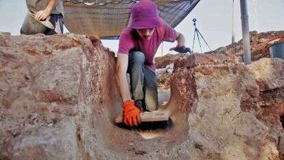 חשיפת אמת המים הקדומה. | אמיל אלג'ם, רשות העתיקות