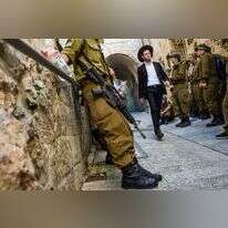 חייל במדים עם נשק. למצולמים אין קשר לכתבה