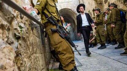 חייל במדים עם נשק. למצולמים אין קשר לכתבה