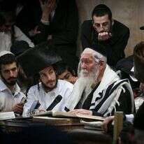 ברלנד עם חסידיו. | פלאש 90