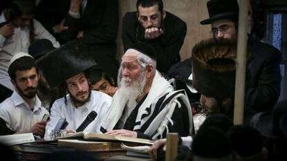 ברלנד עם חסידיו. | פלאש 90