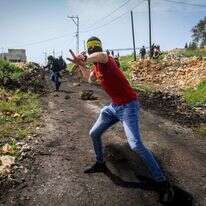 פלסטינים מיידים אבנים, ארכיון. | נאסר אישתייה, פלאש 90