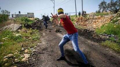 פלסטינים מיידים אבנים, ארכיון. | נאסר אישתייה, פלאש 90