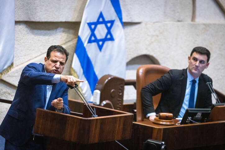 איימן עודה נואם מעל בימת הכנסת, ארכיון. | אוליבר פיטוסי, פלאש 90