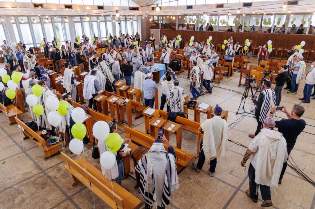 תפילת ראש חודש ראשונה בבית המדרש לאחר פתיחתו המחודשת, בהשתתפות בוגרי המדרשייה