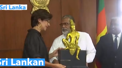 טקס החתימה בין הנציג מסרי לנקה לנציג ההולנדי. | מסך מיוטיוב