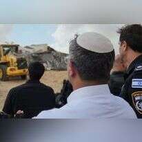 בן גביר צופה בהריסת המבנים הבלתי חוקיים בנגב