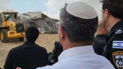 בן גביר צופה בהריסת המבנים הבלתי חוקיים בנגב