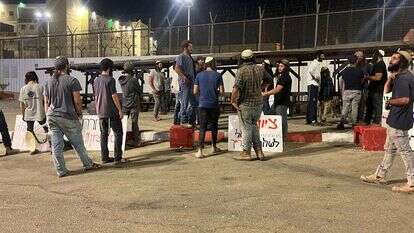 ההפגנה מחוץ לכלא רימונים. ללא קרדיט