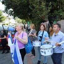 הפגנת "אם תרצו" מול ביתה של נאוה רוזיליו, ממנהיגות "משמרות הבושה. | אם תרצו