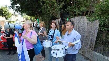 הפגנת "אם תרצו" מול ביתה של נאוה רוזיליו, ממנהיגות "משמרות הבושה. | אם תרצו