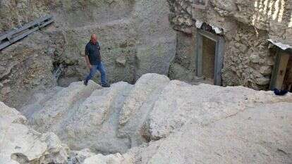 ד"ר יפתח שלו בשטח החפירה. | אמיל אלג'ם, רשות העתיקות