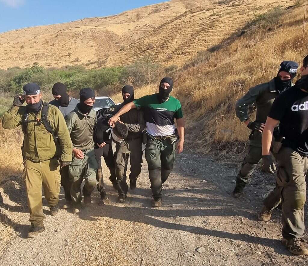 לוחמי היחידה עוצרים מבריח. | דוברות המשטרה