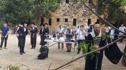 מתפללים בשא-נור. | טוביאל טוקר