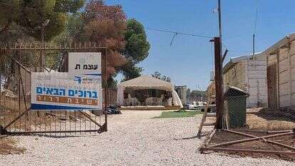 ישיבת דרור במשכנה הזמני במחנה יתיר, השבוע.