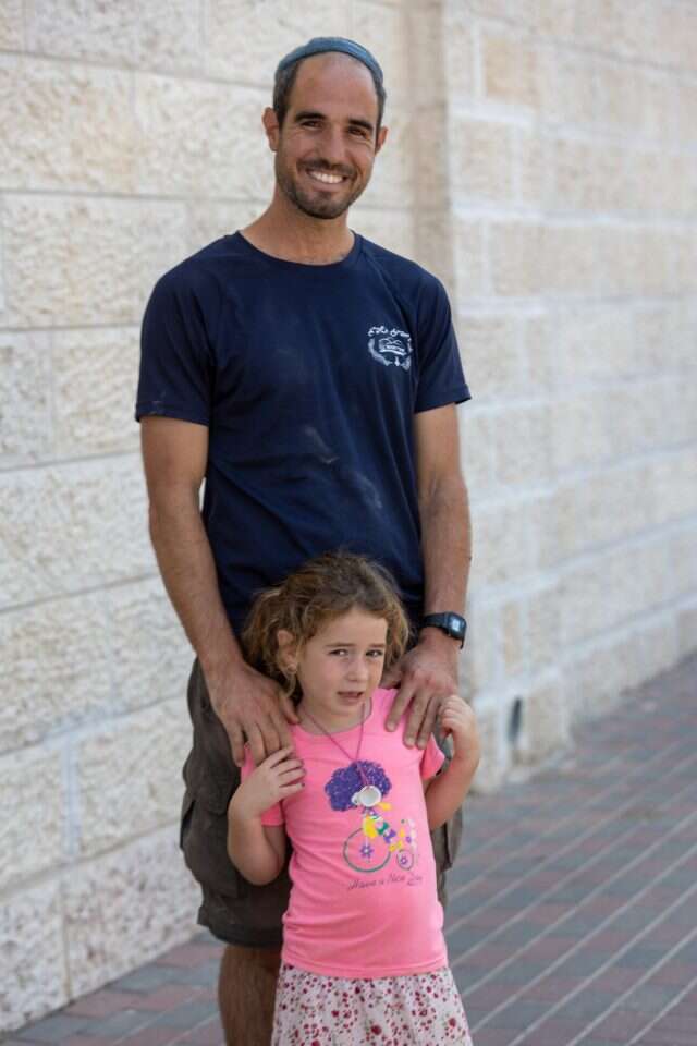 יצחק אריאל. | יוסי אלוני