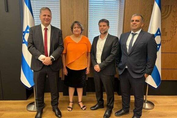 קיש, סמוטריץ' ובן־דויד בחתימת ההסכם עם הסתדרות המורים | לא ידוע קיש, סמוטריץ' ובן־דויד בחתימת ההסכם עם הסתדרות המורים | לא ידוע