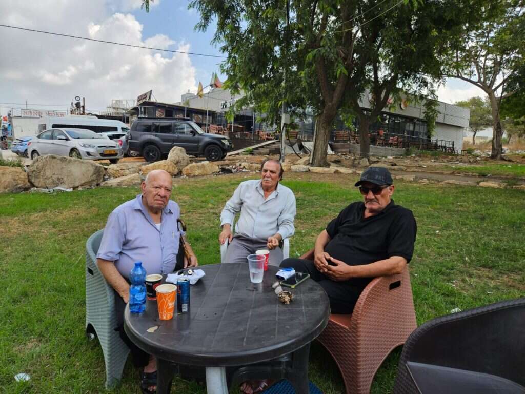 שווקי סרסור, פריים עות'מאן ומוחמד טהא, חברי הפרלמנט בכפר־קאסם. | יוסי זליגר