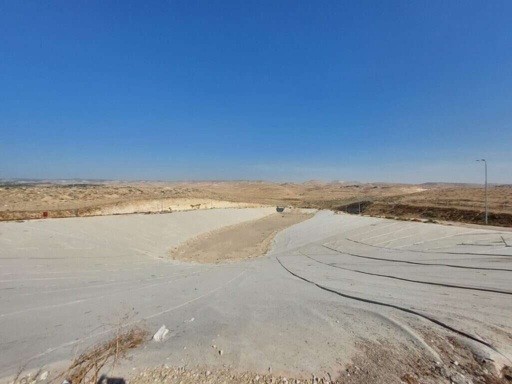 בור המטמנה בחורה. | אלישיב רייכנר