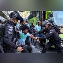 מעצר של אחד המפגינים בדרום תל אביב, היום. | JACK GUEZ / AFP