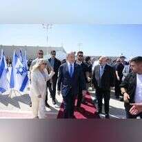 בני הזוג נתניהו לקראת עלייתם למטוס, היום. | עמוס בן גרשום, לע"מ