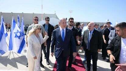 בני הזוג נתניהו לקראת עלייתם למטוס, היום. | עמוס בן גרשום, לע"מ