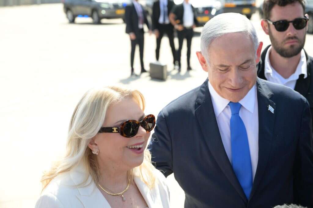 בני הזוג נתניהו לקראת עלייתם למטוס, היום. | עמוס בן גרשום, לע"מ