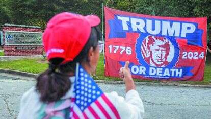 תומכי טראמפ התכנסו סמוך לבית המעצר באטלנטה שבג'ורג'יה לקראת התייצבותו שם בשבוע שעבר. | איי.אף.פי