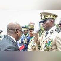 גנרל בריס אוליגואי נגומה, מוביל ההפיכה בגבון, בטקס קבלת עיטור מהנשיא בונגו לפני כשבועיים. | איי.אף.פי