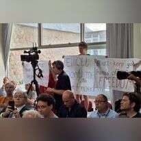 פעילי מחאה נגד הרפורמה המשפטית מפגינים בכנס בהשתתפות יו"ר קרן תקווה אליוט אברמס. | מטה המאבק