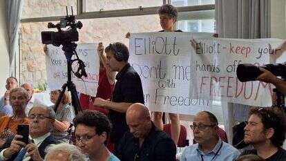 פעילי מחאה נגד הרפורמה המשפטית מפגינים בכנס בהשתתפות יו"ר קרן תקווה אליוט אברמס. | מטה המאבק