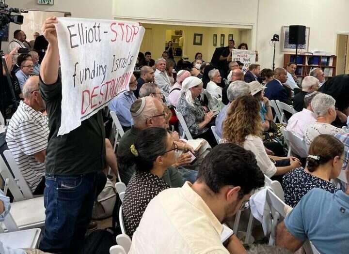 פעילי מחאה נגד הרפורמה המשפטית מפגינים בכנס בהשתתפות יו"ר קרן תקווה אליוט אברמס