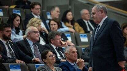 דני דין ונשיאת העליון , אסתר חיות במהלך טקס ביד ושם. | יונתן זינדל, פלאש 90