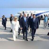 ראש הממשלה בנימין נתניהו ורעייתו שרה בנחיתה בקפריסין. | עמוס בן גרשום לע"מ