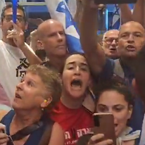 מפגינים מנסים לפוצץ את כנס הליכוד ברעננה. | מסך