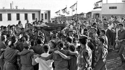 חגיגת הכנסת ספר תורה בהיאחזות הנח"ל מעלה גלבוע, 1964. | מנחם לוטן ז"ל, באדיבות ארכיון מעלה גלבוע