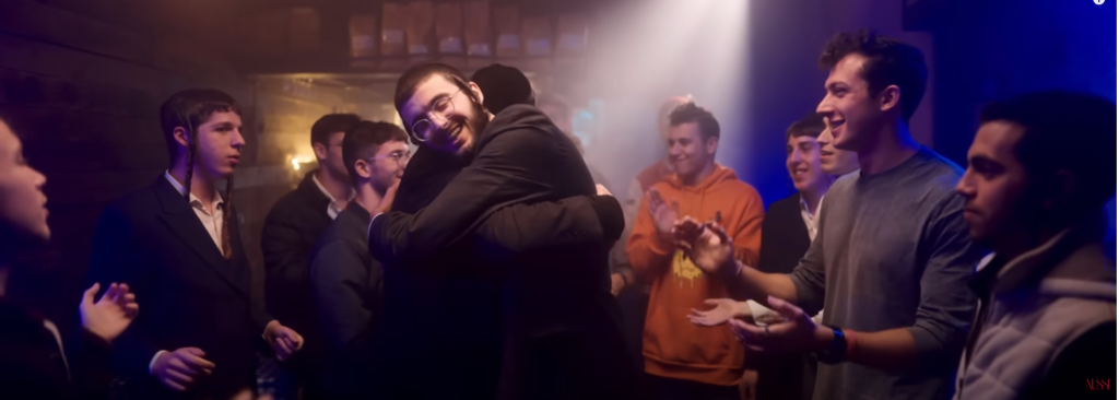 לפני הכול ישאל מה נשמע. נותי ואביו בקליפ. | מסך מהקליפ לפני הכול ישאל מה נשמע. נותי ואביו בקליפ. | מסך מהקליפ