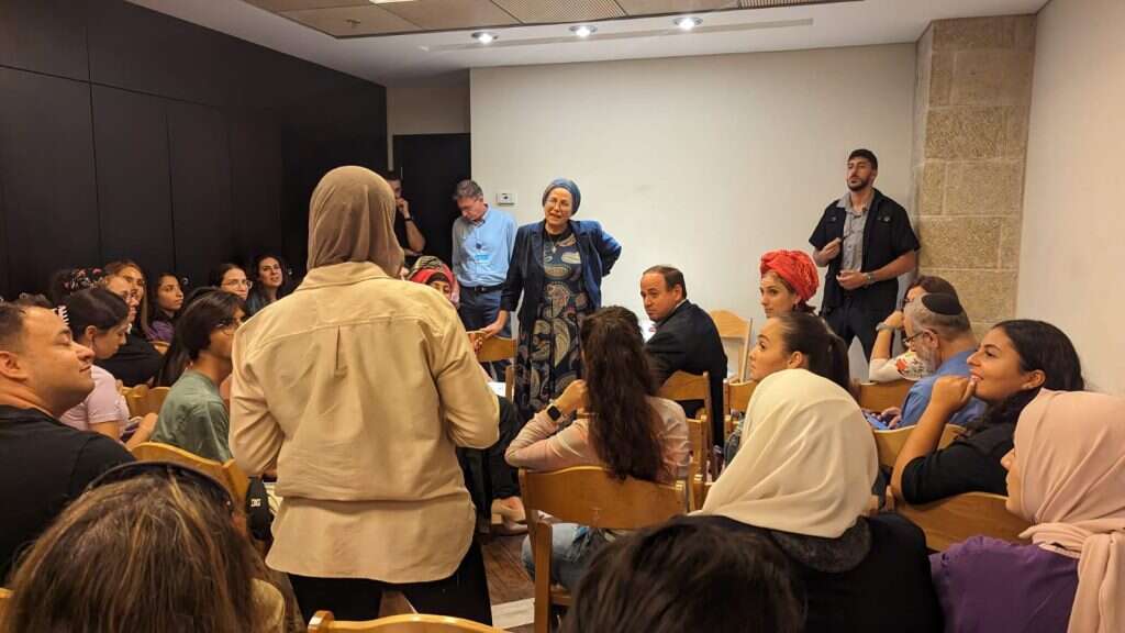 פרופ' איתן גלון מתפרץ לדברי השרה אורית סטרוק במהלך כנס לפתיחת שנה למתנדבי השירות הלאומי-אזרחי של בית החולים הדסה עין כרם