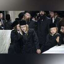 מסורת חדשה ישנה. ילדים חסידיים חובשים קסקט. | שאטרסטוק