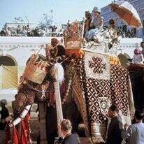 המלכה אליזבת מבקרת בוורנאסי שבהודו, 1961. | גטי אימג'ס