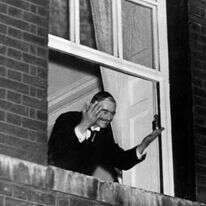 צ'מברליין מנופף לקהל מחלון המעון בדאונינג 10 לאחר החתימה על הסכם מינכן. | גטי אימג'ס