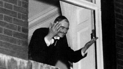 צ'מברליין מנופף לקהל מחלון המעון בדאונינג 10 לאחר החתימה על הסכם מינכן. | גטי אימג'ס