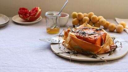 דלעת עטופה בפילו עם עשבים. | אפרת ליכטנשטט דלעת עטופה בפילו עם עשבים. | אפרת ליכטנשטט