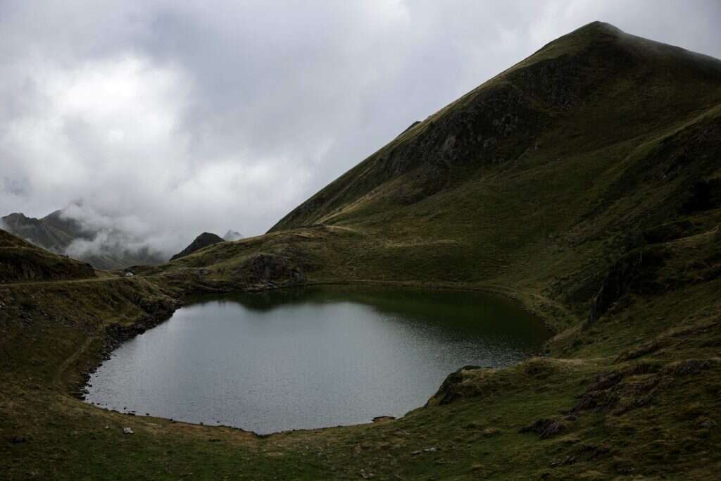 אגם ירוק בפירנאים. | Valentine CHAPUIS / AFP
