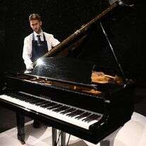 הפסנתר של פרדי מרקורי. | Daniel LEAL / AFP