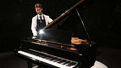 הפסנתר של פרדי מרקורי. | Daniel LEAL / AFP הפסנתר של פרדי מרקורי. | Daniel LEAL / AFP