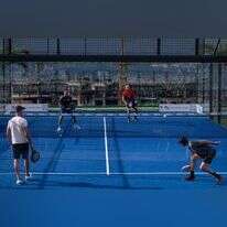 הקמת מועדון יכולה לעלות עד $50,000 לכל מגרש. | גבי אורה - בלומברג