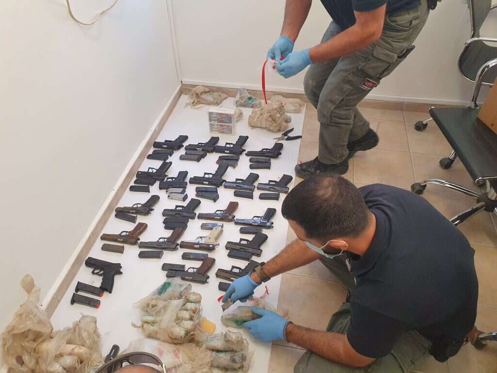 גם בני נוער רוכשים נשק. אקדחים שנתפס בפשיטה משטרתית.  צילים: דוברות המשטרה